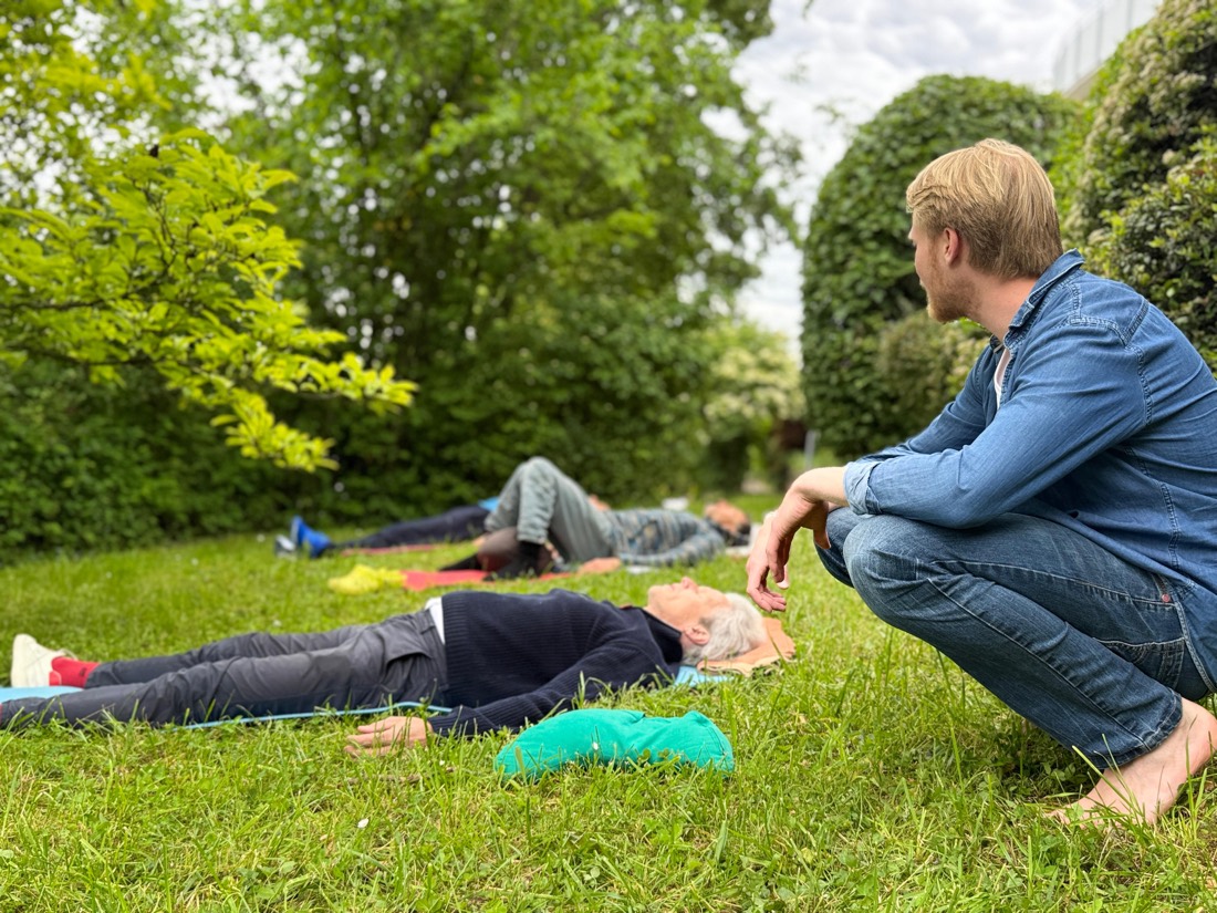 Atemarbeit auf der Wiese